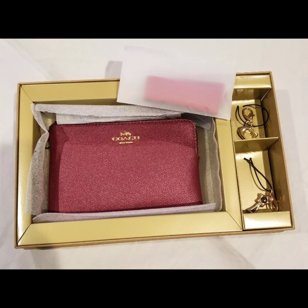 *Coach Black Cherry Glitter Boxed Set Corner Zip Wristlet & 2 Charms - Picture 1 of 4